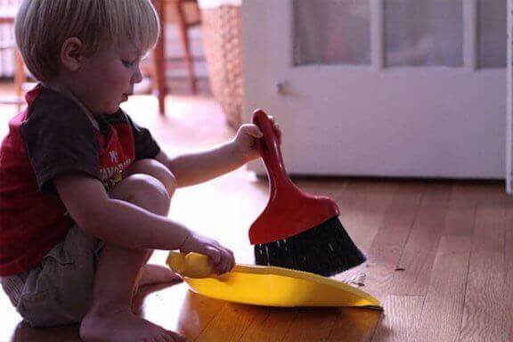 Kotitöiden tekemisestä on monia hyötyjä lapselle, esimerkiki muista riippumattomaksi oppiminen.