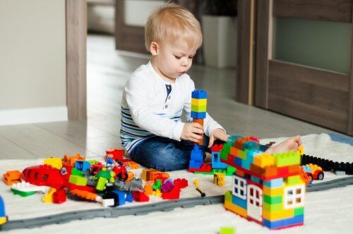 Lapsi leikkii Legoilla