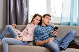 Kannattaako kumppanin sosiaalisen median käytön kontrollointi?