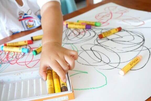 Voit tulkita lapsen piirustusten värejä ja saada selville lapsen ajatusmaailmaa