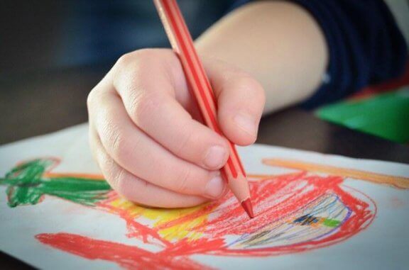 Kuinka tulkita lapsen piirustusten värejä?