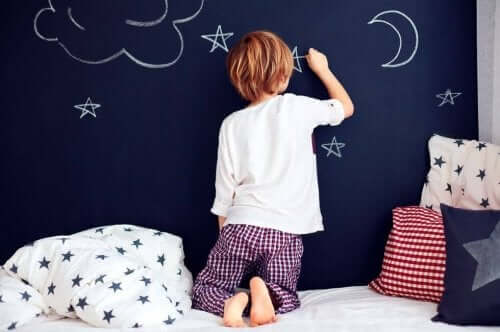 Kaksiosainen pyjama sallii lapsen liikkua vapaasti