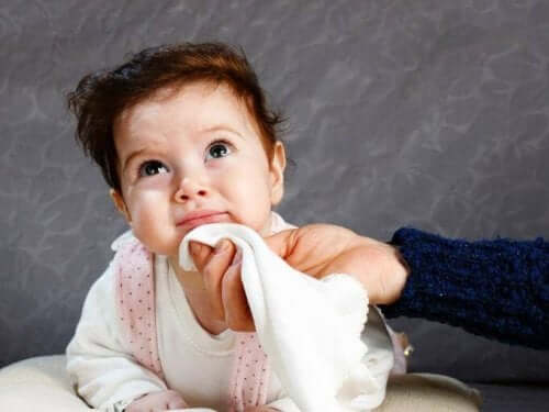 Toistuva pulauttelu voi olla merkki refluksitaudista vauvalla.