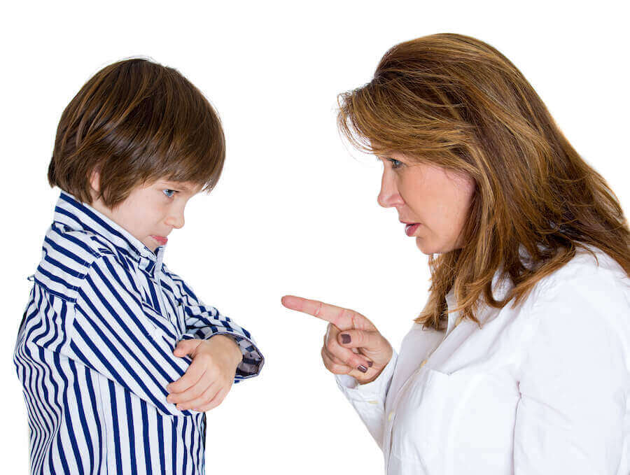Miten lapsi reagoi, kun vanhemmat valvovat häntä liikaa?