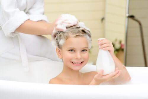 Lämmin kylpy auttaa rauhoittamaan levotonta lasta