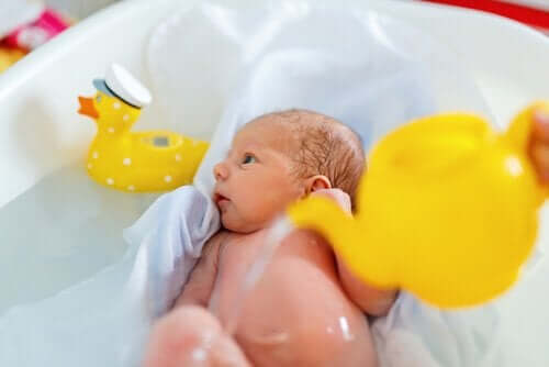 Liian pitkä aika kylvyssä voi kuivattaa vauvan ihoa.