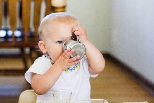 Minkä ikäisenä vauva osaa juoda mukista?