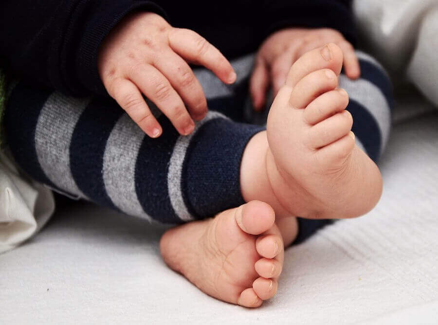 Mistä lapsen sisäänpäin kääntyvät jalkaterät johtuvat?