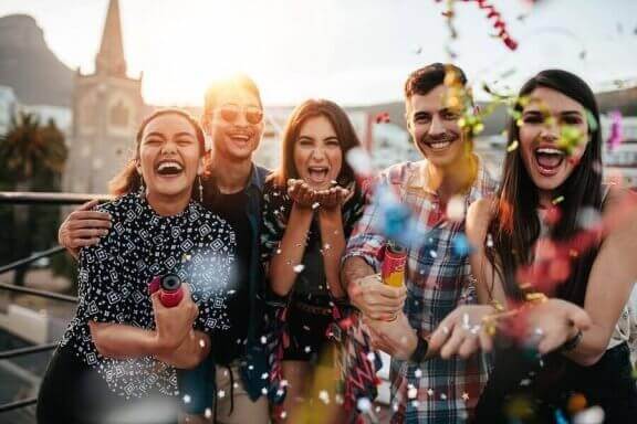 Kannusta nuorta viettämään aikaa ystäviensä kanssa