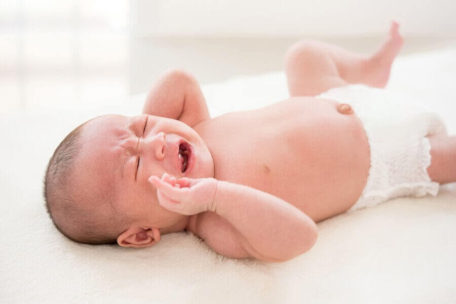 Mistä syystä vauva herää itkien kesken unen?