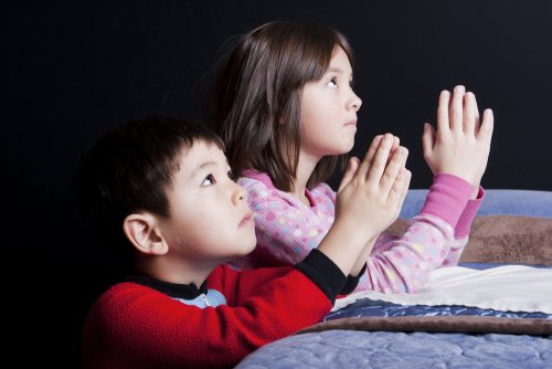 Omia uskonnollisia vakaumuksia ei tule tuputtaa lapselle