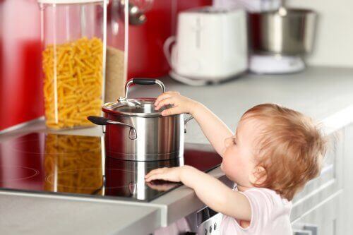 Varmista, että lapsi ei pääse käsiksi kuumiin esineisiin keittiössä
