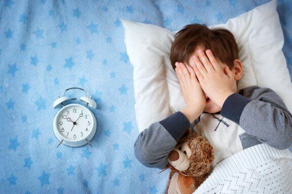 Miksi lasta pelottaa yöpyä kodin ulkopuolella?