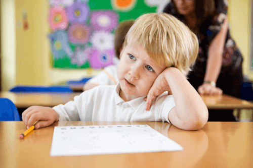 Mitä tehdä, kun lapsi puhuu liikaa koulussa?