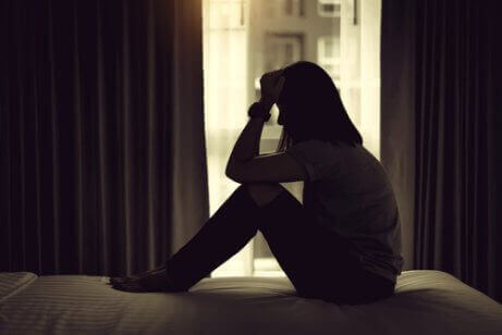 Väsymys ja ärtyneisyys ilman syytä voivat olla oireita adoption jälkeisestä masennuksesta.