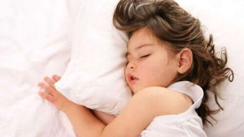 Luo lapselle säännöllinen nukkumaanmenorutiini