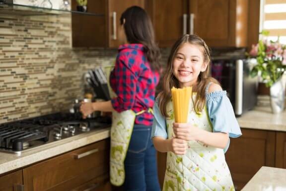Lapsen viihdyttäminen illallisen valmistuksen aikana onnistuu ottamalla lapsi mukaan ruoanlaittoon