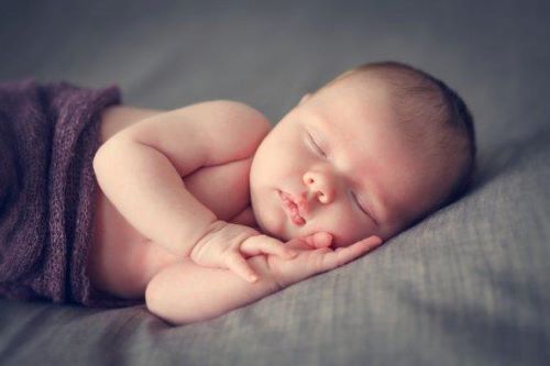 Miten saada vauva nukkumaan läpi yön?