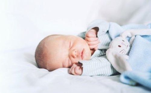 Esitellä 47+ imagen miten saada vauva nukkumaan läpi yön