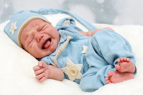 Mistä syystä vauva herää itkien kesken unen?