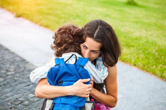Lapsen eroahdistusta voi helpottaa luomalla tutun hyvästelyrutiinin