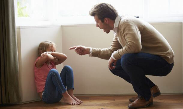Vanhempi saattaa purkaa omaa stressiään lapseen