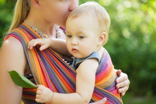 Kantoliina vai rintareppu - parhaat ratkaisut vauvan kantamiseen