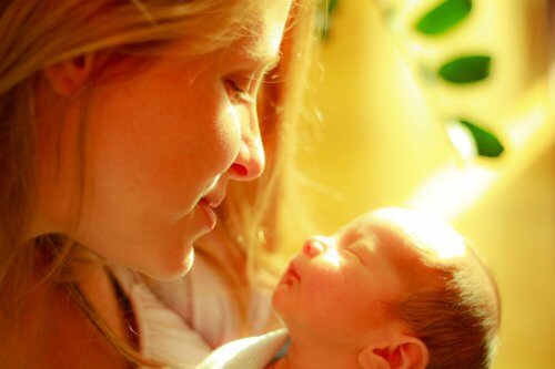 Keskosvauvan hoito ja äidin kosketuksen parantava voima