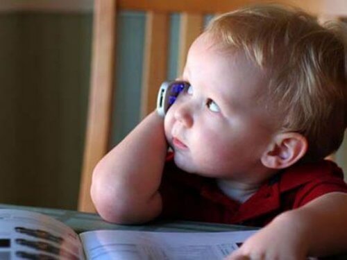 Älypuhelimen käyttö saattaa aiheuttaa viiveitä lapsen puheen kehityksessä