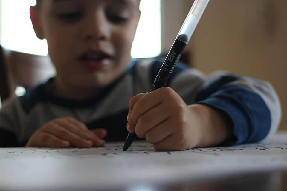 Piirtäminen auttaa parantamaan lapsen käsinkirjoitusta