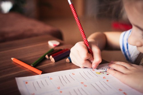 Hauskat harjoitukset parantamaan lapsen käsinkirjoitusta