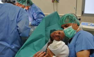 Miksi äidillä on hyvä olla läheinen mukana synnytyksessä?