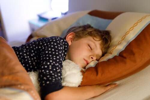 Luo lapselle säännöllinen nukkumaanmenorutiini