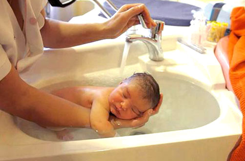 Vauvaa ei kannata kylvettää heti syntymän jälkeen, jotta vauvalle tärkeä lapsenkina pysyy koskemattomana