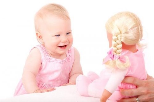 Vauva oppii nauramaan ja hymyilemään matkimalla muita ihmisiä