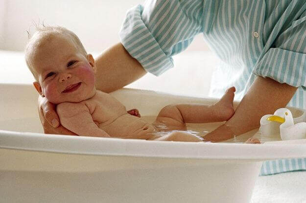 Vauva tulee kylvettää ensimmäisen kerran hänen ollessaan noin viikon ikäinen, jolloin lapsenkina ei ole enää niin tärkeä