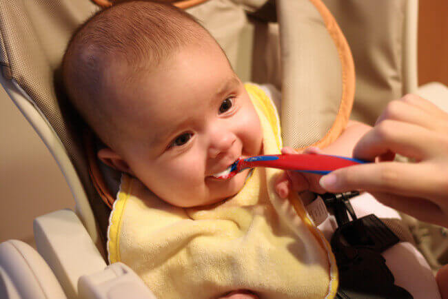 Näin onnistuu vauvanruoasta vieroitus