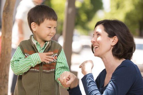 Kuulovammaisen lapsen kasvattamisessa tulee huomioida lapsen erityispiirteet.