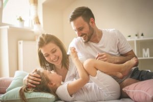7 vinkkiä onnellisuuden opettamiseen lapselle
