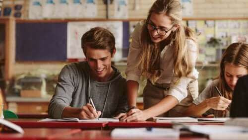 Opintosuunnitelmamalli korostaa opettajan ammatillista kehittymistä