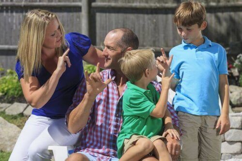 Viittomakielen opetteleminen on tärkeää kuulovammaisen lapsen kanssa kommunikoimisen kannalta