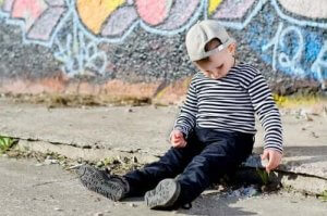 Miten ujo lapsi eroaa introvertista lapsesta?