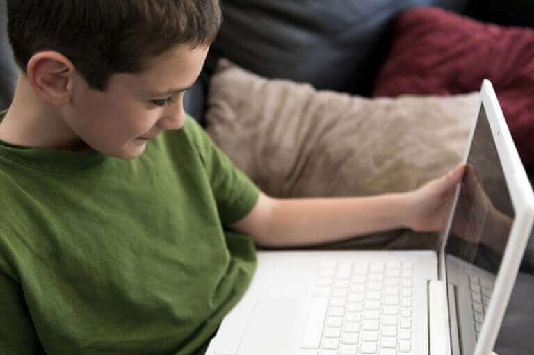 Vanhempien tehtävä on tarkkailla lapsen internetin käyttöä.
