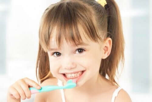 Hampaiden reikiintyminen johtuu suussa elävästä tavallisesta bakteerikannasta.