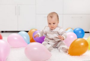 Leiki vauvan kanssa värikkäillä ilmapalloilla