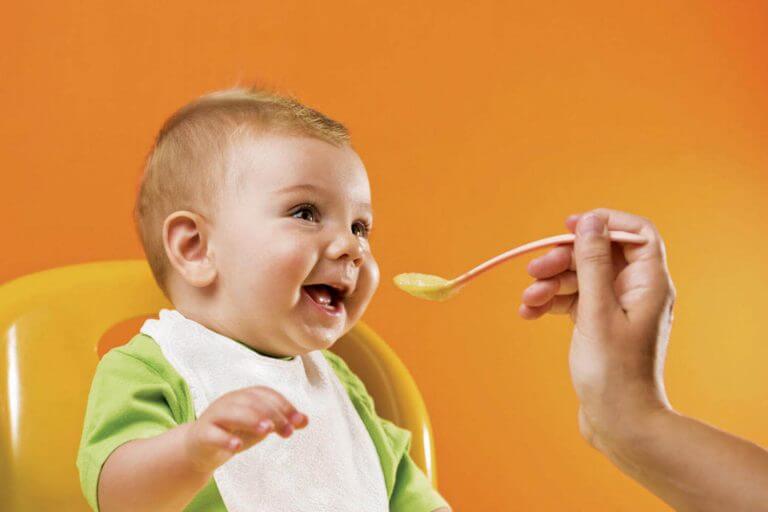 Kuinka varmistaa vauvan hyvä suhde ruokaan? - Äitiyden Ihme