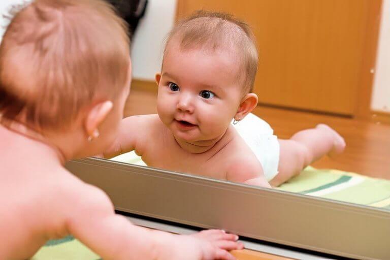 Peilin edessä leikkimisen hyödyt vauvalle