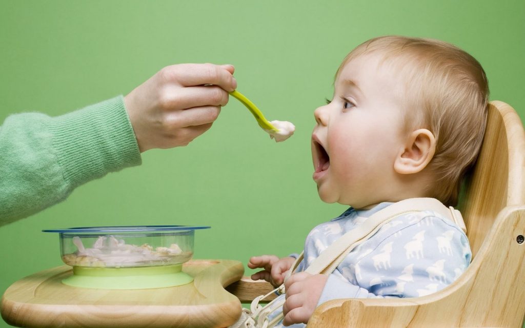 Kuinka varmistaa vauvan hyvä suhde ruokaan?