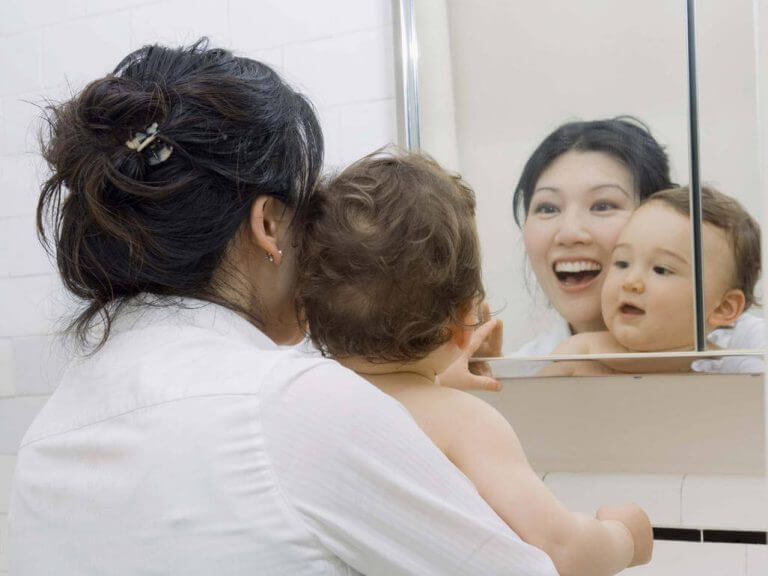 Vauva hyötyy peilin edessä leikkimisestä monella tavalla