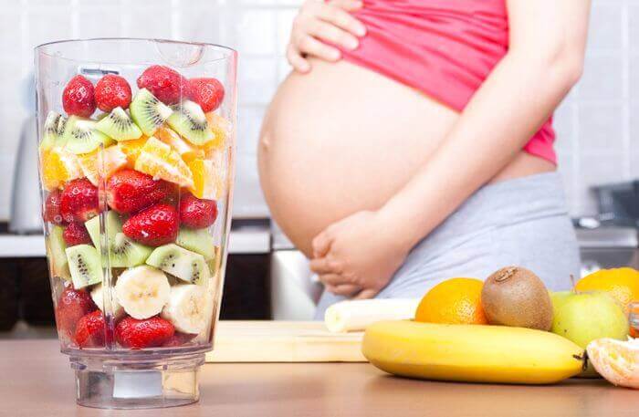 Raskauden aikana on hyvä syödä myös hedelmiä.